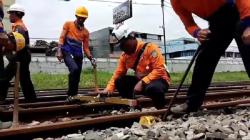 Jelang Mudik, PT KAI Daop 2 Bandung Perbaiki Rel dan Awasi Lokasi Rawan Bencana<