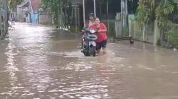 5 Jam Hujan, Sungai Cisanggarung Meluap Rendam Ratusan Rumah di Cirebon