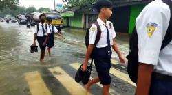Banjir di Desa Modongan Mojokerto, Siswa Terpaksa Nyeker ke Sekolah