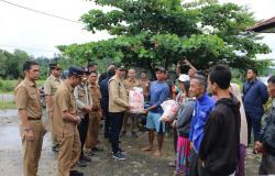 Bupati Barito Utara Serahkan Bantuan Warga Terdampak Banjir