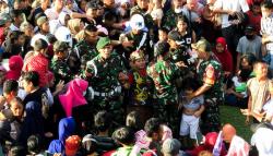 Penampakan Ida Dayak Dikerumuni Warga di Kostrad Cilodong