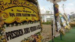 Jelang Pemakaman Alm Judi Hartono Tanjaya, Karangan Bunga Penuhi San Diego Hills<