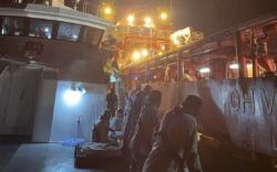 Kapal Bakamla Evakuasi 8 ABK Tenggelam di Perairan Natuna