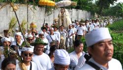 Foto-Foto Tradisi Tek-tekan saat Upacara Melasti di Bali