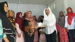 Kunjungi Purworejo, Caleg Partai Perindo Bagikan Mukena ke Warga<