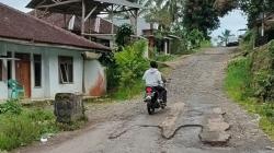 Pascarumah Kayu Viral, Pemkab Cianjur Perbaiki Jalan ke Objek Wisata Curug Citambur<