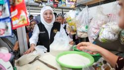 Gubernur Khofifah Pastikan Stok Beras di Jatim Cukup hingga Desember 2023