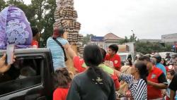 Perayaan Paskah, Umat Nasrani di Boyolali Bagikan Ribuan Telur ke Warga<
