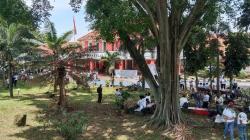 Pendukung Anas Urbaningrum Datang ke Lapas Sukamiskin Bandung, Kenakan Pakaian serba Putih
