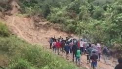Miris, Ibu Hamil Hendak Melahirkan Ditandu Sejauh 8 Km karena Jalan Rusak<
