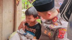 Blusukan ke Perkampungan, Kapolres Cimahi Belikan Baju Lebaran Anak Kurang Mampu