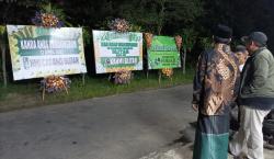 Rumah Ibunda Anas Urbaningrum di Blitar Dipenuhi Karangan Bunga Ucapan Selamat<
