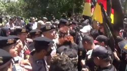 Tuntut Bupati KBB Lengser, Massa Terlibat Aksi Saling Dorong dengan Polisi<