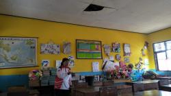 Atap Jebol dan Bocor, 6 Ruang Kelas SDN 2 Jambudipa Rawan Ambruk