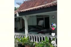  Viral Mobil Miliaran Rupiah Parkir di Teras Rumah Sederhana, Netizen: Rumahku Sederhana, Mobil Bikin Melongo