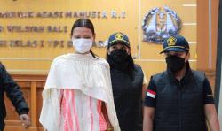 Bule Rusia Pose Telanjang di Pohon Keramat Akan Dideportasi, Foto Dibuat 2 Tahun Lalu