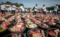 10.000 Paket Sembako Disebar untuk Masyarakat Kurang Mampu  di Solo
