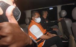 Tampang Wali Kota Bandung Yana Mulyana Diborgol Pakai Baju Tahanan KPK