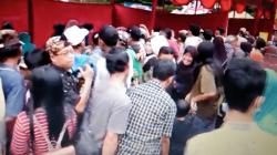  Pembagian Baju Lebaran di Purbalingga Ricuh, Ratusan Warga Berdesakan dan Saling Sikut <