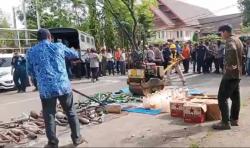 Ratusan Botol Miras dan Knalpot Brong di Pangkep Dimusnahkan dengan Cara Digilas