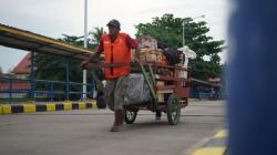 Musim Mudik, Berkah Bagi Para Jasa Pengangkut Barang di Pelabuhan Tanjung Kalian Muntok