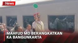 Gunakan Pet Merah dan Tongkat Eblek, Mahfud MD Lepas Keberangkatan KA Bangunkarta di Stasiun Pasar Senen