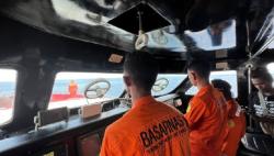 Diterjang Gelombang, Kapal Angkut 12 Pemudik Mati Mesin di Perairan NTT