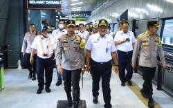 Cek Kesiapan Kereta Angkutan Mudik, Kapolda Jabar Tinjau Stasiun Bandung<