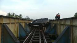 Mobil Nyangkut Jembatan Rel Kereta Api di Banyumas, Pengemudi Diduga Mau Bunuh Diri <