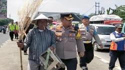 Ganggu Arus Mudik, Polisi Bubarkan Para Penyapu Koin di Jembatan Sewo Indramayu