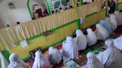Rayakan Idul Fitri Hari Ini, Jemaah Tarekat Naqsabandiyah Sumbar Gelar Sholat Id