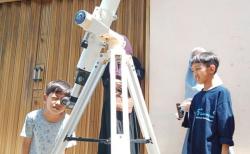  Warga Antusias Amati Gerhana Matahari di Jogja Astro Club <
