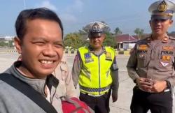 Viral Pemudik Temukan Tas yang Ketinggalan di Bus, Reaksinya Bikin Polisi Tersenyum<