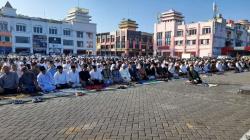 Tumpah Ruah, Ribuan Jemaah Muhammadiyah Sholat Ied di Kawasan Megamas Manado