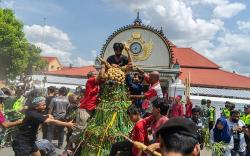 5 Tradisi Bulan Syawal di Indonesia, Ada Lebaran Bareng Monyet dan Sembelih Sapi Bersama