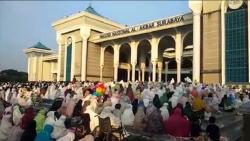 Penuh, Jemaah Salat Idul Fitri Masjid Al Akbar Surabaya Membeludak hingga Halaman Parkir