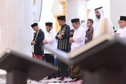 Momen Hangat Jokowi dan Ganjar Pranowo Salat Idulfitri di Masjid Sheikh Zayed  <