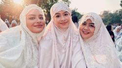 Bikin Pangling Maudy Ayunda Pakai Mukena saat Sholat Id, Netizen: Keluarga Bidadari 