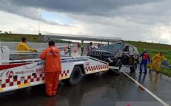 Kurang Hati-hati, Fortuner Pemudik Tabrak Pembatas dan Terguling di Tol Indralaya-Prabumulih 