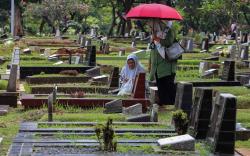 Asal-usul Tradisi Ziarah Kubur Jelang Ramadhan, Berikut Hukum Tata Cara dan Doanya