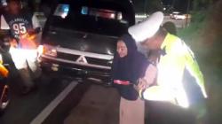 Aksi Heroik, Polisi Evakuasi Emak-Emak Kesakitan di Jalur Gentong Tasikmalaya