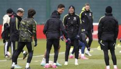Erik Ten Hag Yakin Raphael Varane Bisa Tampil di Final Piala FA Kontra Man City