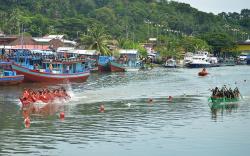 Lomba Dayung Selaju Sampan di Sungai Batang Arau