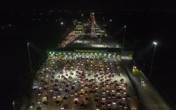Puncak Arus Balik di Gerbang Tol Cikampek Utama Ramai Lancar