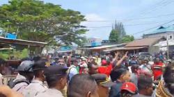 Demo Ricuh, Massa 3 Suku Lempari Batu dan Palang Kantor Pemilihan Anggota MRP Barat Daya