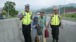 Pilu Kakek Ojo dan Nenek Halimah Susuri Tol Cisumdawu Sumedang demi Bertemu Cucu