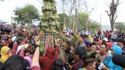 Sesaji Rewanda, Tradisi Merayakan Syawalan Bersama Para Monyet di Goa Kreo Semarang<