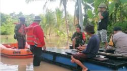 Banjir di OKU Capai 3 Meter, TNI Polri Terjun Bantu Warga Evakuasi Barang Berharga