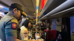Satpol PP Badung Sidak Penumpang Bus, Perantau Asal Sumut Terjaring Tak Punya KTP   <