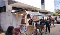 Satpol PP Semarang Bongkar Puluhan Lapak PKL Liar di Kompleks Pasar Kanjengan